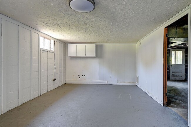 Building Photo - 1504 Bristol Caverns Hwy