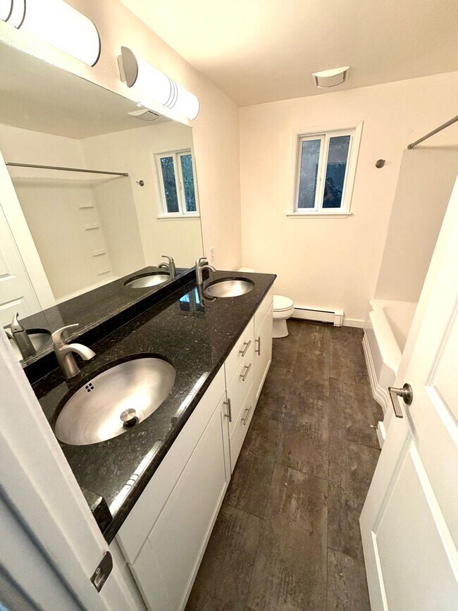 Building Photo - Peaceful Gig Harbor Home – Customizable Interior + Private Yard