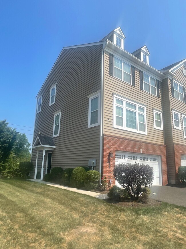 Primary Photo - 121 Carillon Hill Ln
