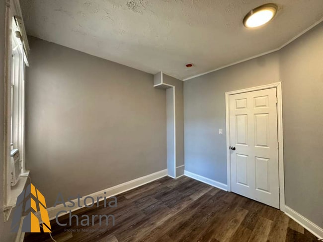 Building Photo - 4 Bedroom or 3 Bedroom with Den Home with First Floor Bedroom on Homestead Street