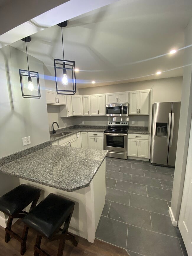 Building Photo - 1235 Summit St