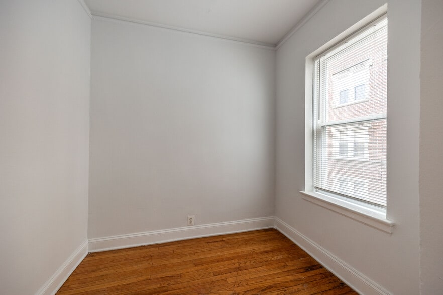 Building Photo - 7350 N Damen Ave
