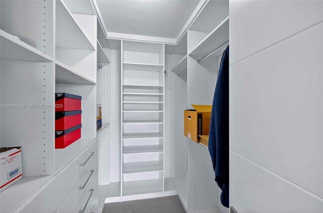 Building Photo - 2 Grove Isle Dr