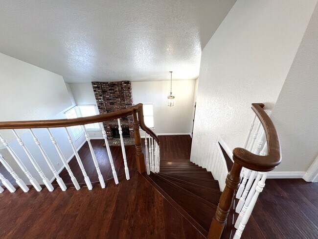 Building Photo - Beautiful 3 Bedrooms, 2.5 Bathrooms Single...