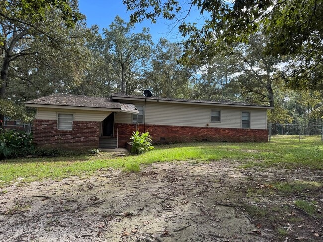 Building Photo - 2 Bedrooms- 1 Bathroom- House in Centre, AL!