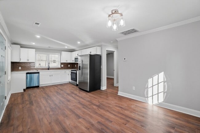 Building Photo - 930 Bond Ave