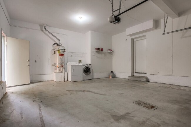 Building Photo - Desirable 3 Bedroom 2 Bath in Ivey Ridge C...