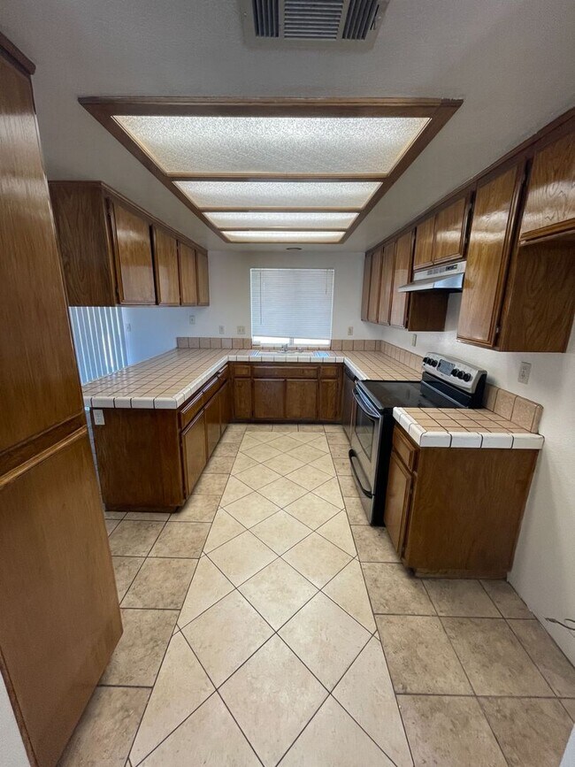 Building Photo - 4 BEDROOM APPLE VALLEY HOME ON CUL DE SAC!