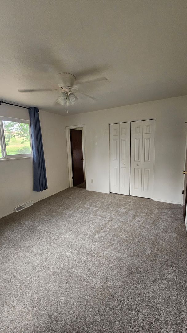 Building Photo - Spacious Bi Level home backing to open spa...