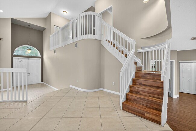 Building Photo - 8933 Alexandra Cir