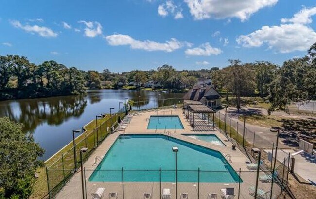 Building Photo - Three Bedroom Home in Bayview Farms - Jame...
