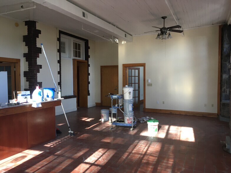 Building Photo - 60 Caledonia Rd