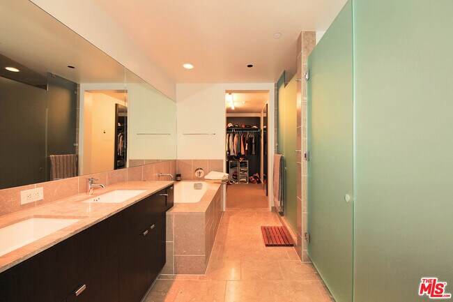 Building Photo - 6250 Hollywood Blvd