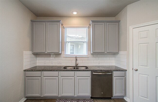 Building Photo - 1705 Bayway Dr