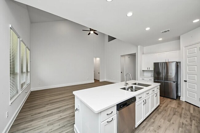 Building Photo - 606 Round Lake Dr