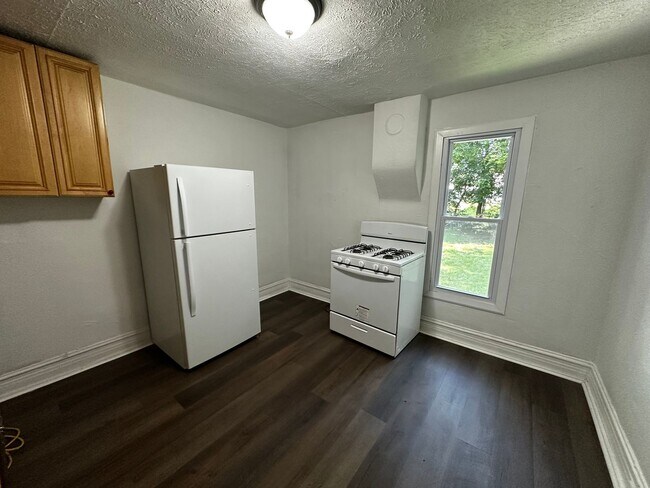 Building Photo - 723 W Shirland Ave