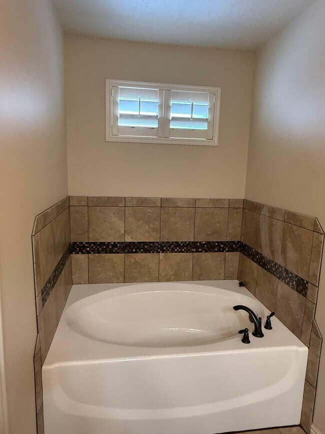 Building Photo - Beautiful patio home with 2 car garage, central air, fenced yard and covered patio