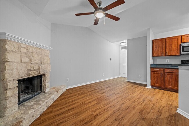 Building Photo - Fabulous Lake Austin 1 Bedroom - 2222 / 36...