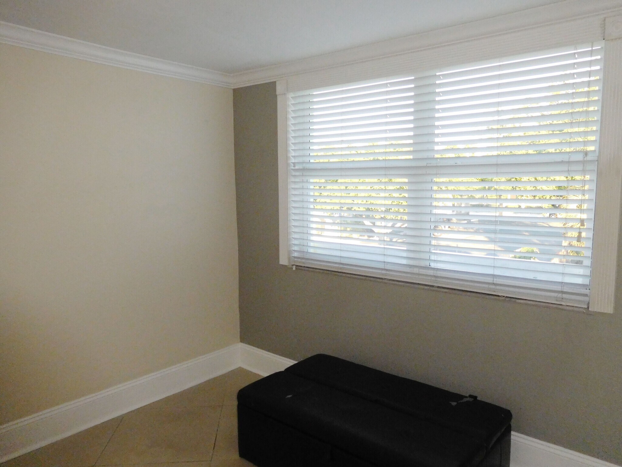 Second bedroom with large window - 112 S Federal Hwy