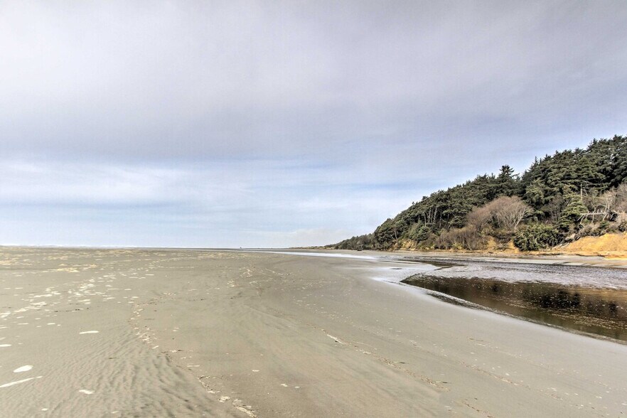 Building Photo - 4880 Railroad Ave