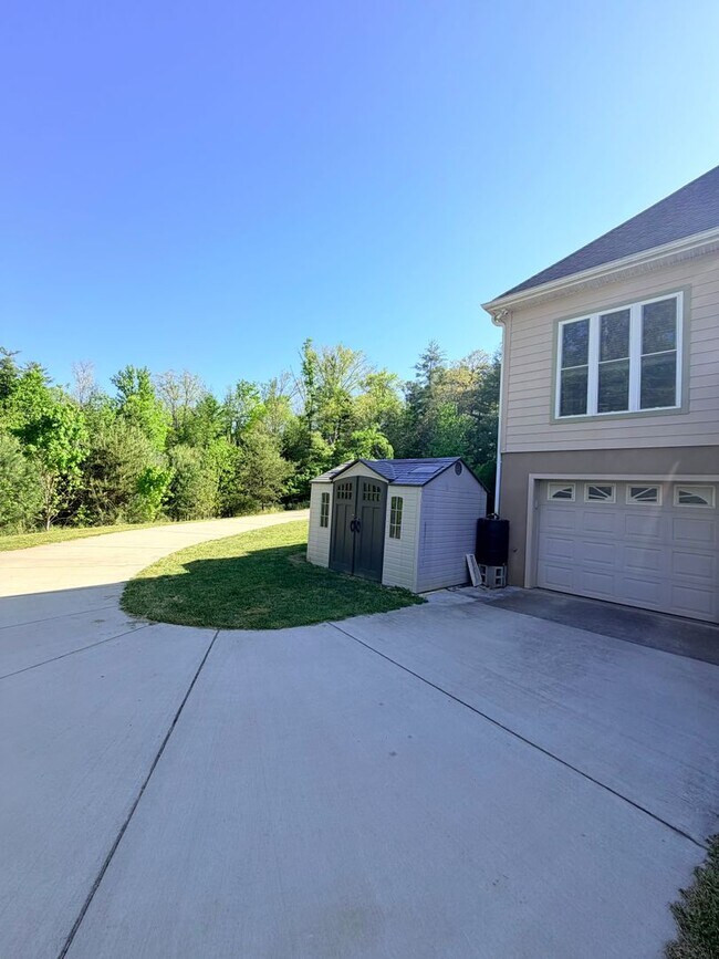 Building Photo - Spacious 3 Bed, 3.5 Bath Home - Convenient Mars Hill Location