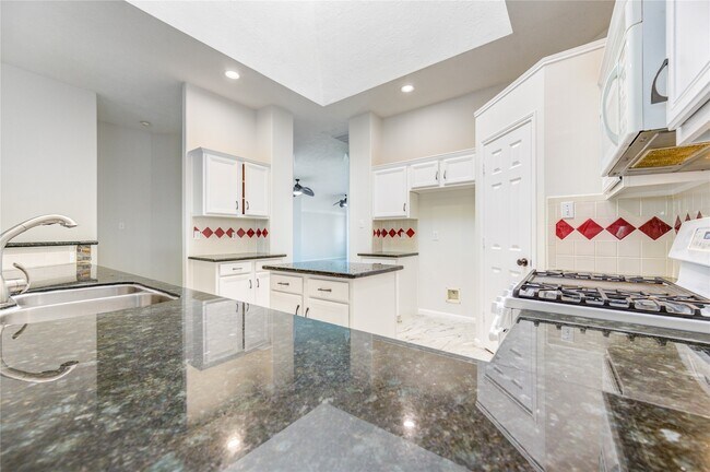 Building Photo - 15831 Laurel Cove