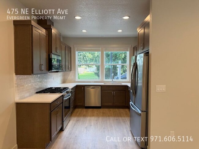 Building Photo - 475 NE Elliott Ave