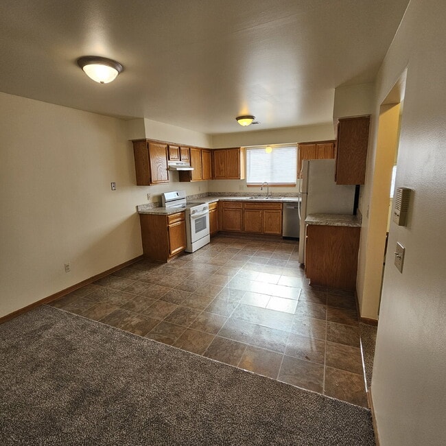 Building Photo - 2 Bedroom Upper Condo w/ Open Kitchen to Living Room Space. All Appliances Included along with Wa...