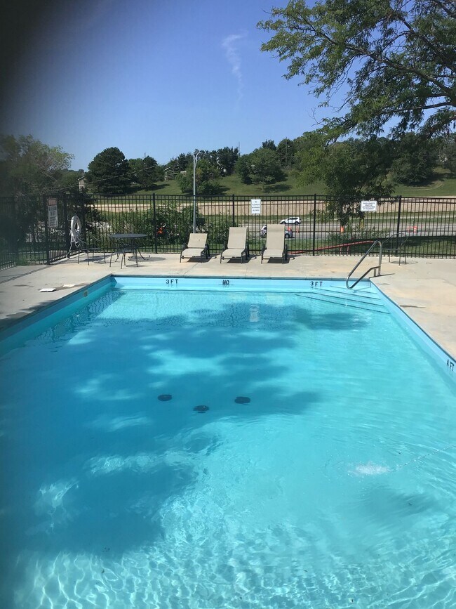 Building Photo - Spacious 2 bd w/walk-in entry
