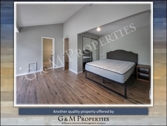 Building Photo - 2-Bd Townhome - On University Avenue!