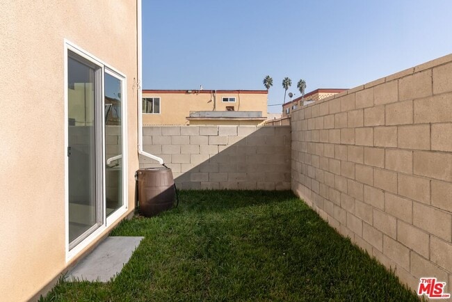 Building Photo - 1118 W 110th St