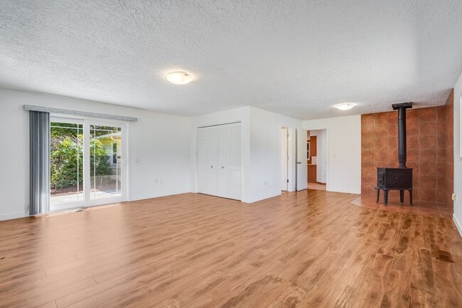 Building Photo - Beautiful 4 Bed, 2 Bath Rental Home in Hap...