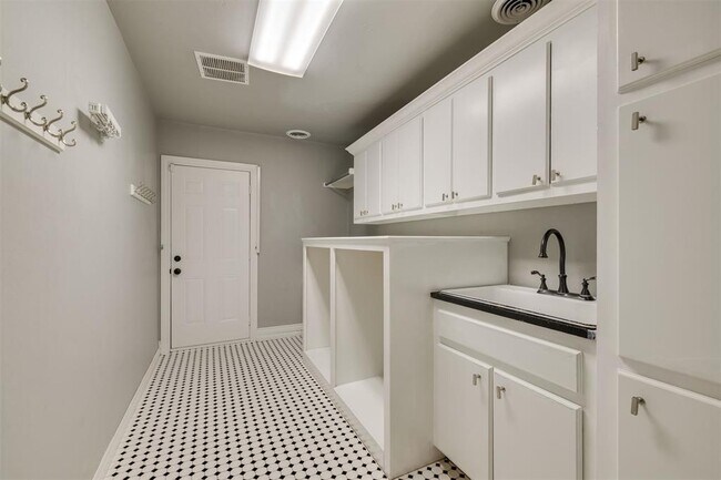 Building Photo - 2725 NW 68th St