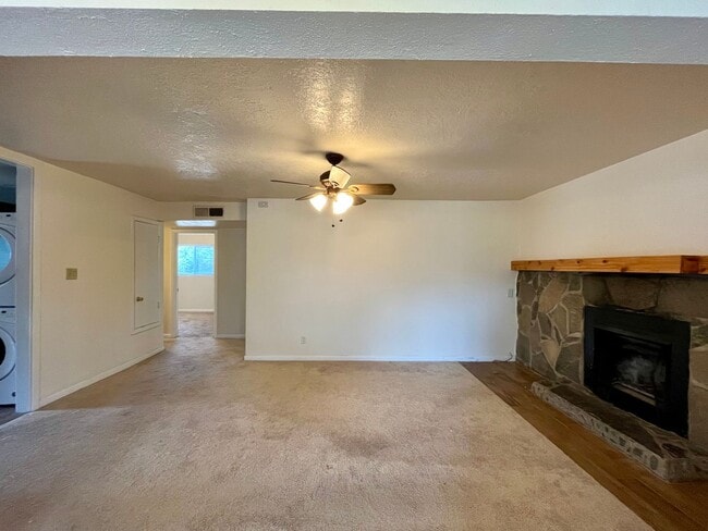 Building Photo - Cozy 2 Bedroom 1 Bathroom Home In The NE!