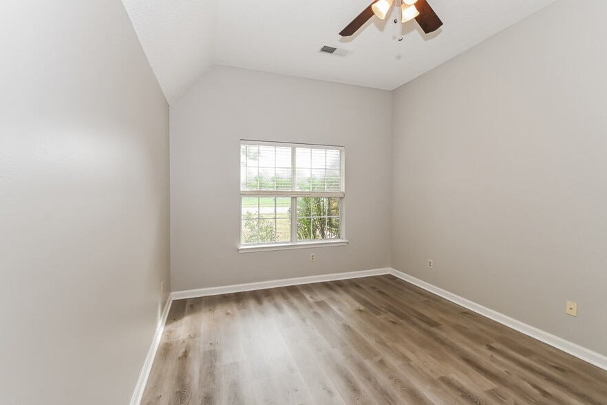 Building Photo - 8445 Clubview Dr