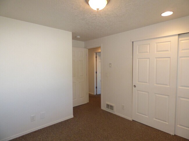 Building Photo - 4811-4813 Cougar Ct SE Salem, OR 97317