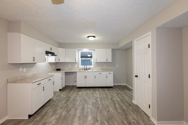 Building Photo - 3 bed 2.5 bath 2 story 2 car attached gara...