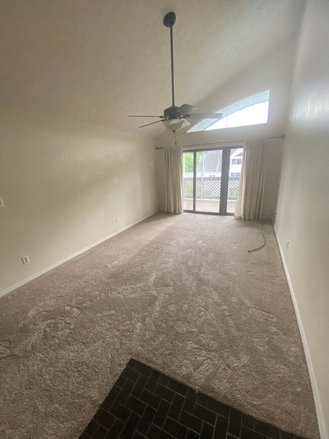 Building Photo - Bloomington 2 Bedroom / 2 Bath Condo - CLO...