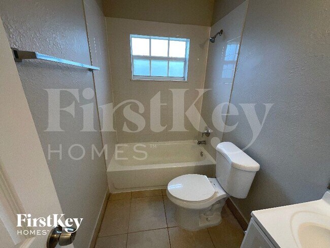 Building Photo - 1231 NE 214th St