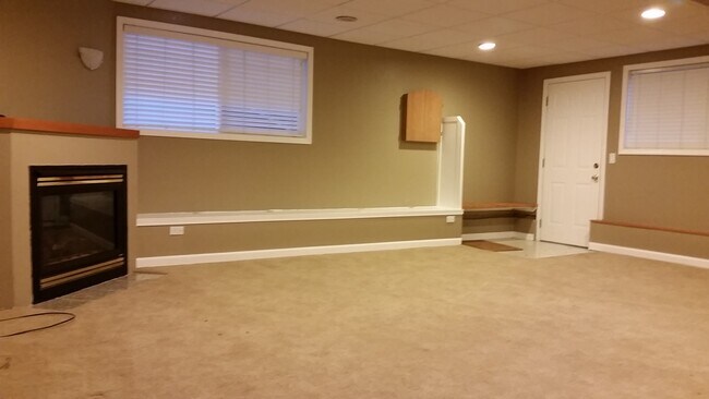 Building Photo - Cozy 4 beds with huge bonus room in Bellevue with private access to Phantom Lake