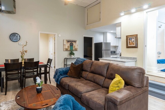 Building Photo - 1601 W Cary St