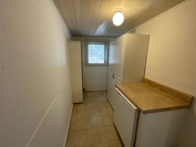 Building Photo - Large One Bedroom In Duck Pond Available in August!!!!