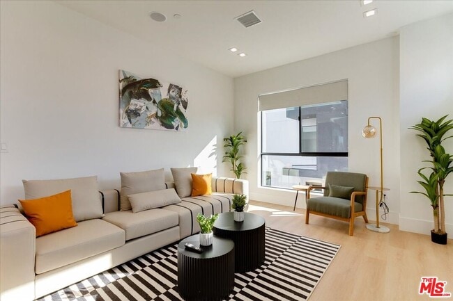 Building Photo - 2034 S Curson Ave