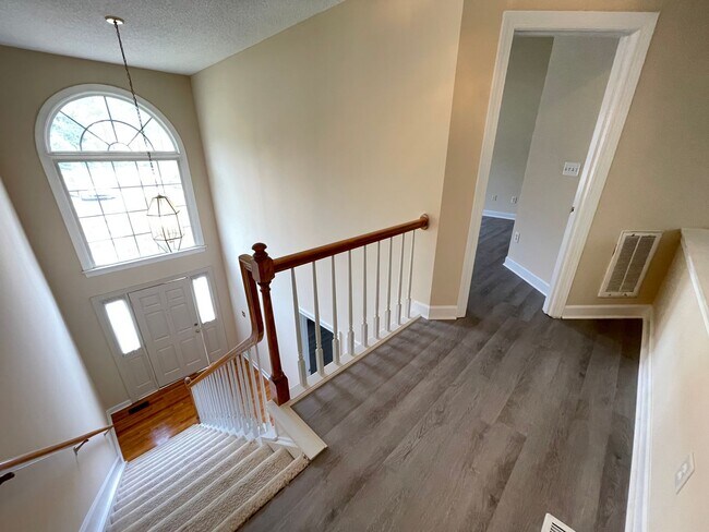Building Photo - Light & Airy Townhome in Downing Creek, wo...