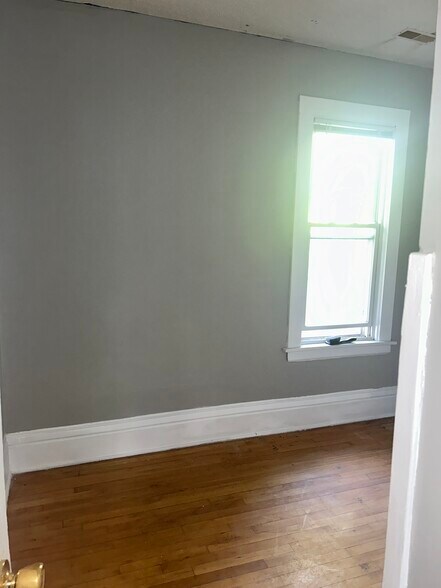 Building Photo - 1177 Reaney Ave