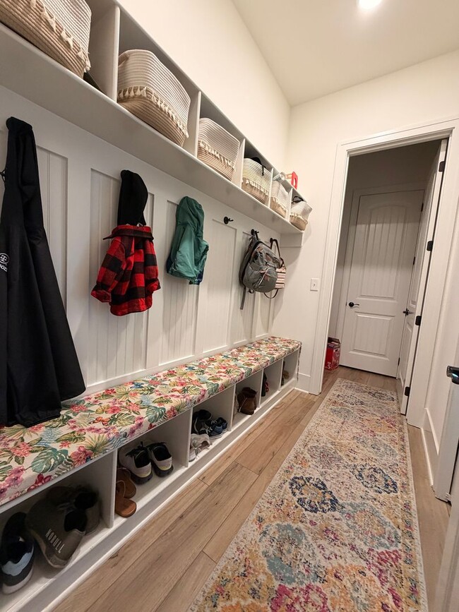 Building Photo - Spacious 5-Bedroom House in Cave Springs, AR