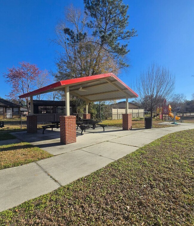 Building Photo - New Kings Road Brick Home 3 Bedrooms 2 1/2 Baths