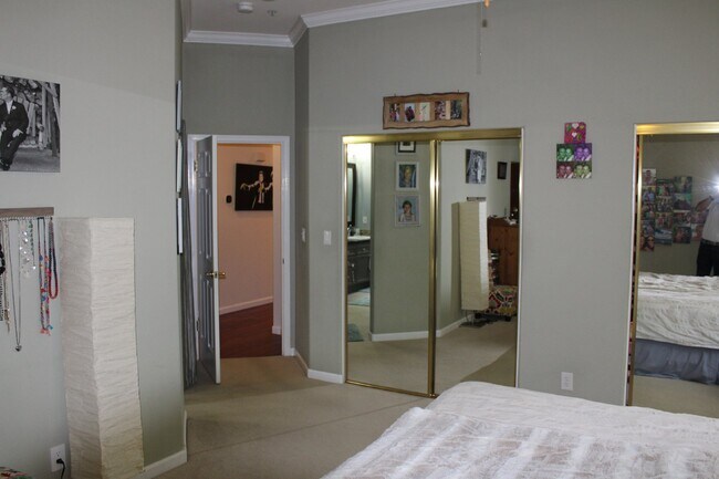 Building Photo - Gorgeous Single Story 3 Bedroom, 2 Bath wi...