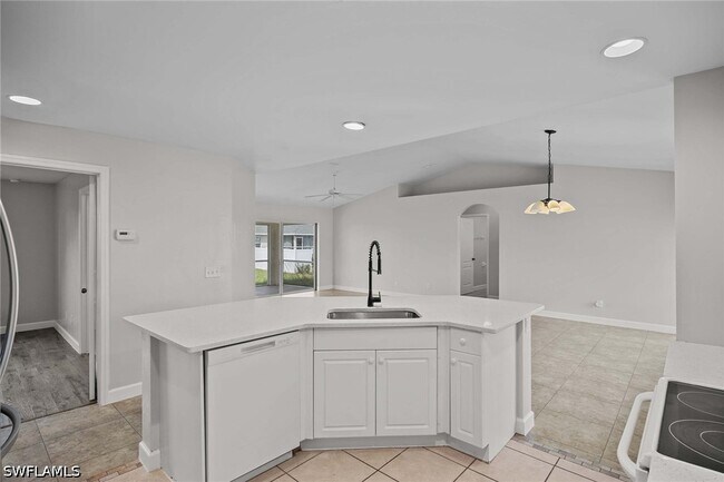 Building Photo - 915 NE 10th Ln