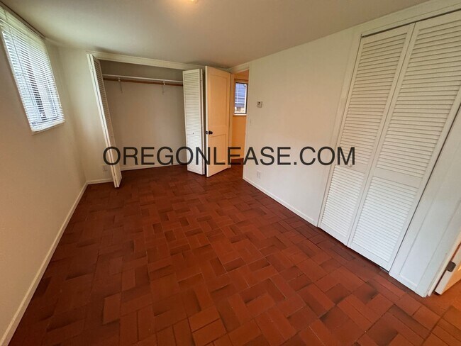 Building Photo - 1 bedroom 1 bath downtown apartment - available now